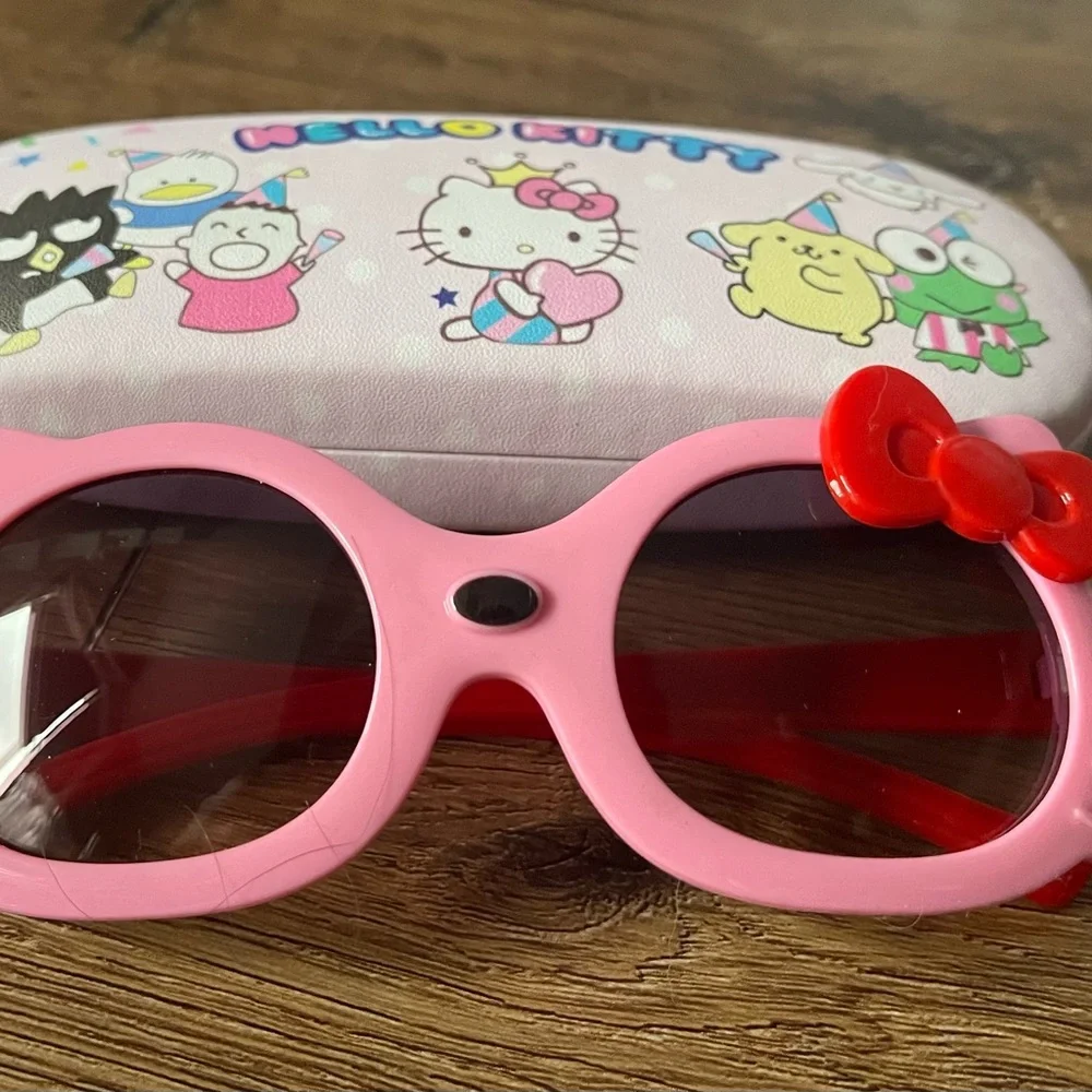 SANRIO-NWT Children’s Hello Kitty Sunglasses and Character Holder Set!